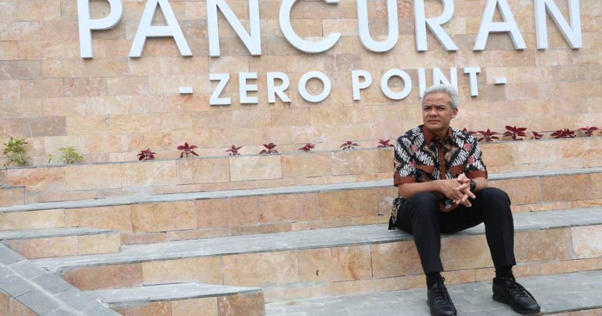 U odamni doggy uslubiga qoydi va uning Dick off jerked.